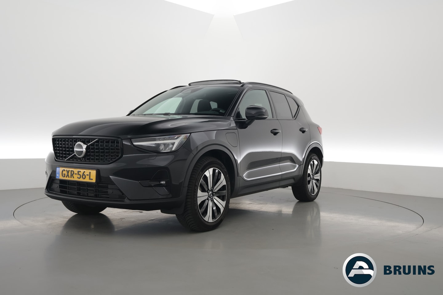 Volvo XC40 - 1.5 T5 Plug-in hybrid Plus Dark | Pano-dak | Trekhaak | ACC | H&K Audio |  Stoel + stuurve - AutoWereld.nl