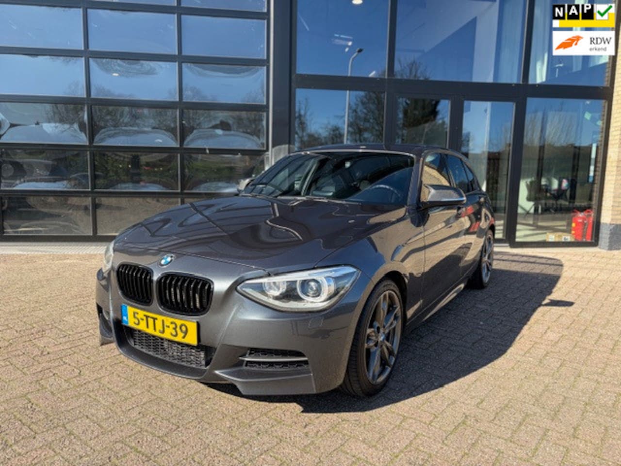 BMW 1-serie - M135i M135i ,Leer, Clima, 320 pk - AutoWereld.nl