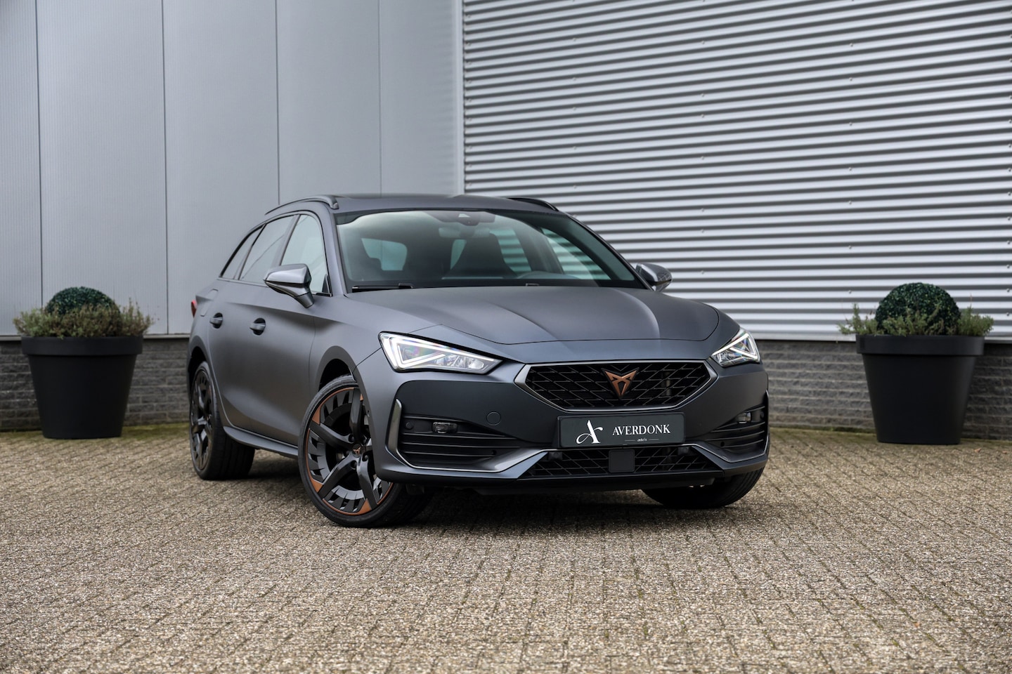 CUPRA Leon Sportstourer - 1.4 e-Hybrid VZ Copper Edition 245PK Pano|Memory|Mat|Stuurvw - AutoWereld.nl