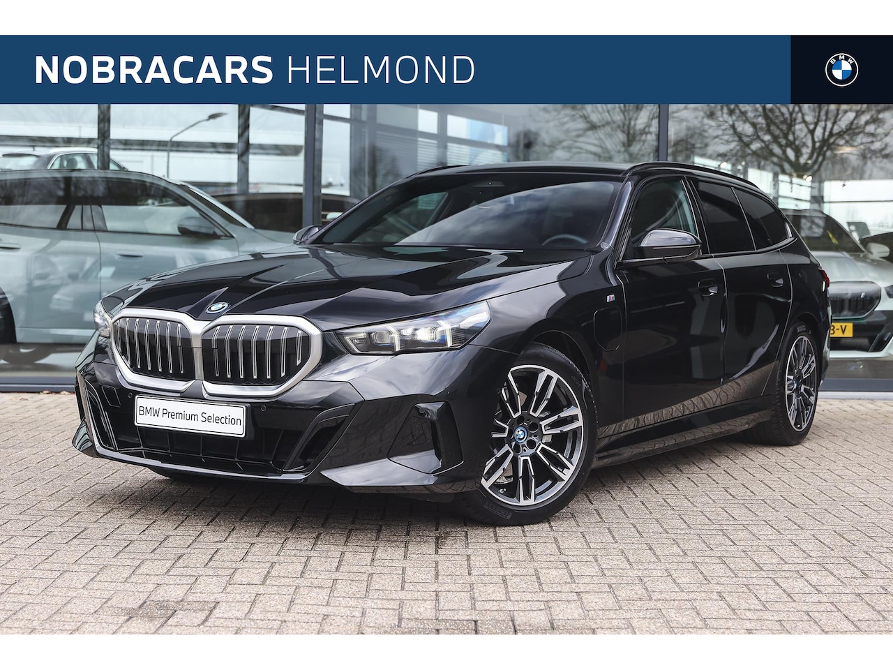 BMW 5-serie Touring - 530e M Sport Automaat / Panoramadak / Trekhaak / M Sportonderstel / Adaptieve LED / Stuurv - AutoWereld.nl