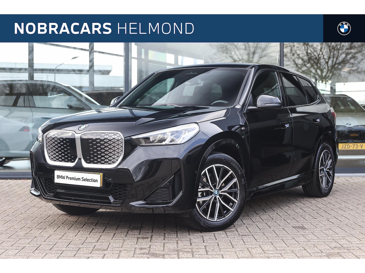 BMW iX1 - eDrive20 M Sport / Sportstoelen / M Adaptief onderstel / Achteruitrijcamera / Extra getint - AutoWereld.nl