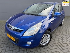 Hyundai i20 - 1.4i DynamicVersion*NEW APK*NAP*AIRCO*ELKT-RAAM*C-D-Afstan*USB*AUX