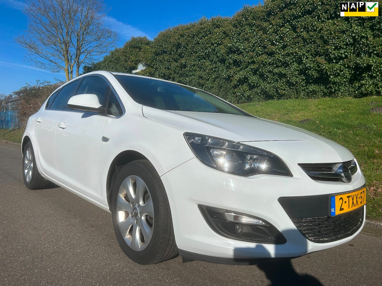 Opel Astra - 1.6 CDTi Business + Navi - Clima - Cruise - PDC - AutoWereld.nl