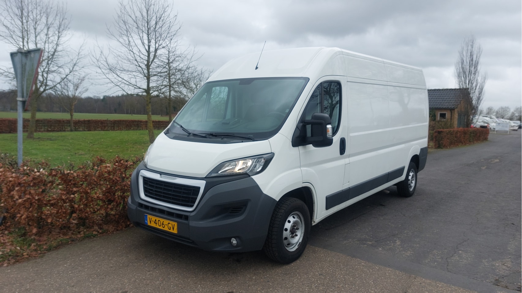Peugeot Boxer - 333 2.0 BlueHDI L3H2 Premium Pack AIRCO/NAVI BJ 2017 - AutoWereld.nl