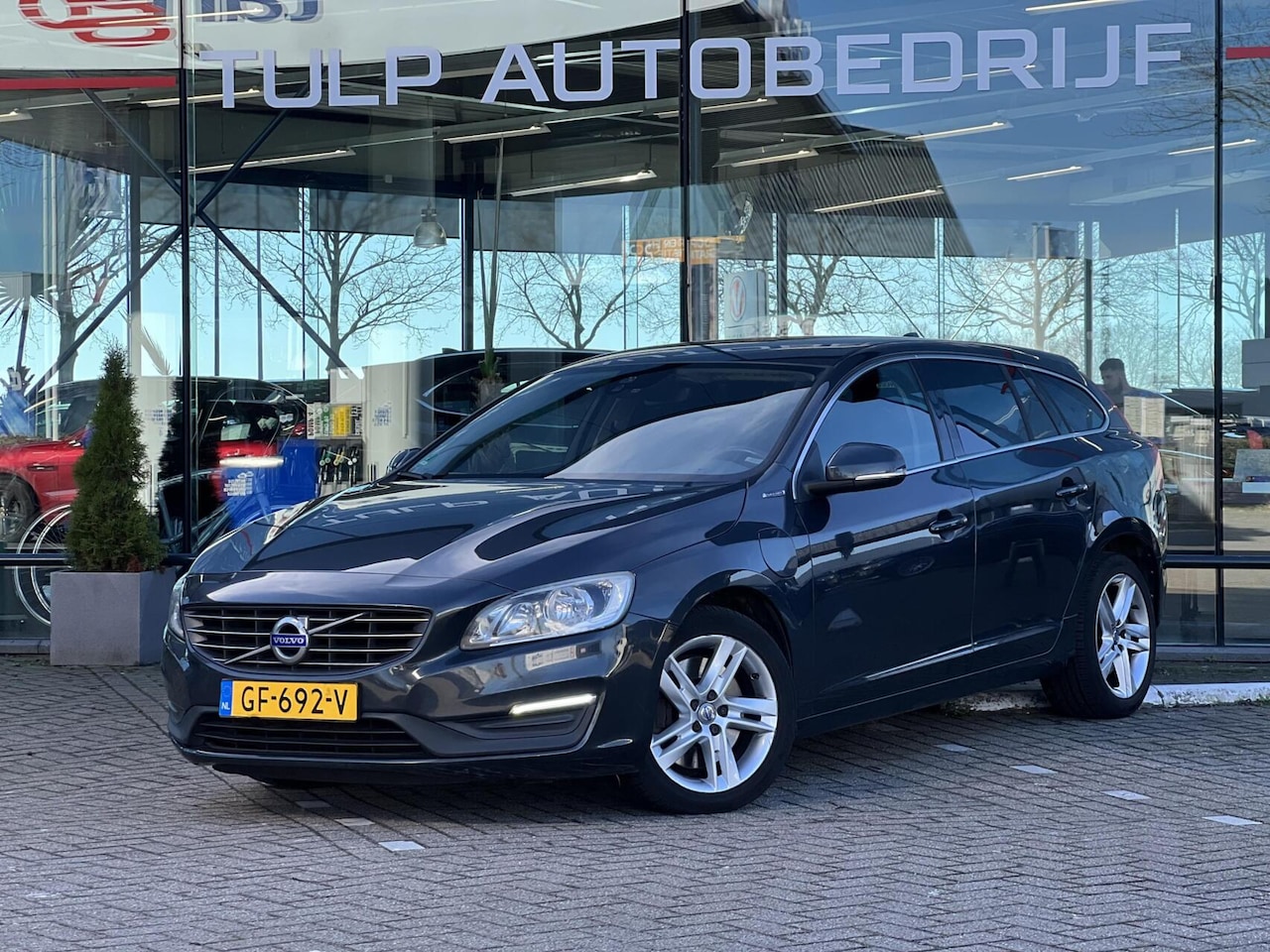 Volvo V60 - 2.4 D6 Twin Engine Momentum Clima Cruise NAP - AutoWereld.nl