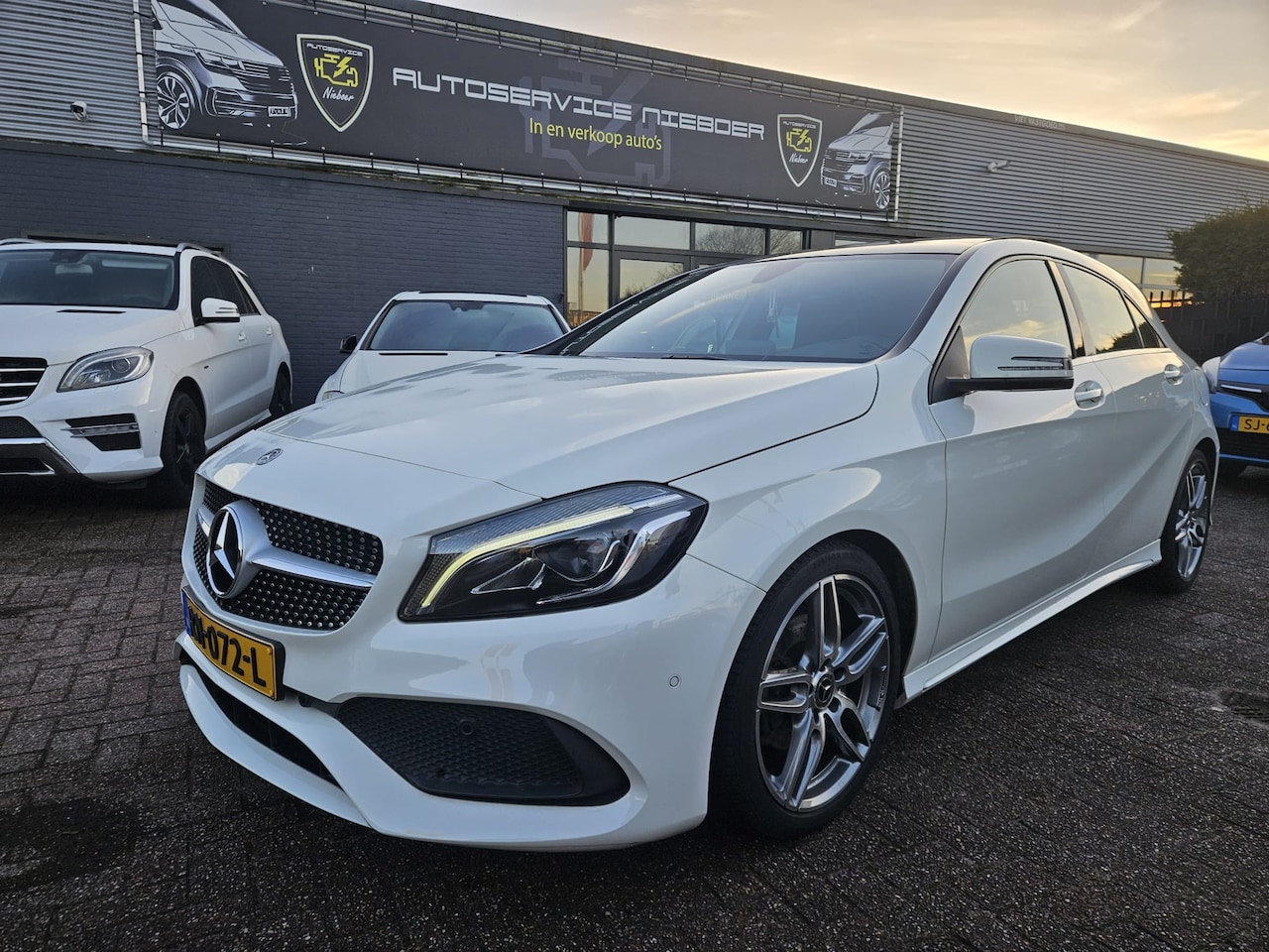 Mercedes-Benz A-klasse - 180 Ambition AMG-pakket / Pano / LED - AutoWereld.nl