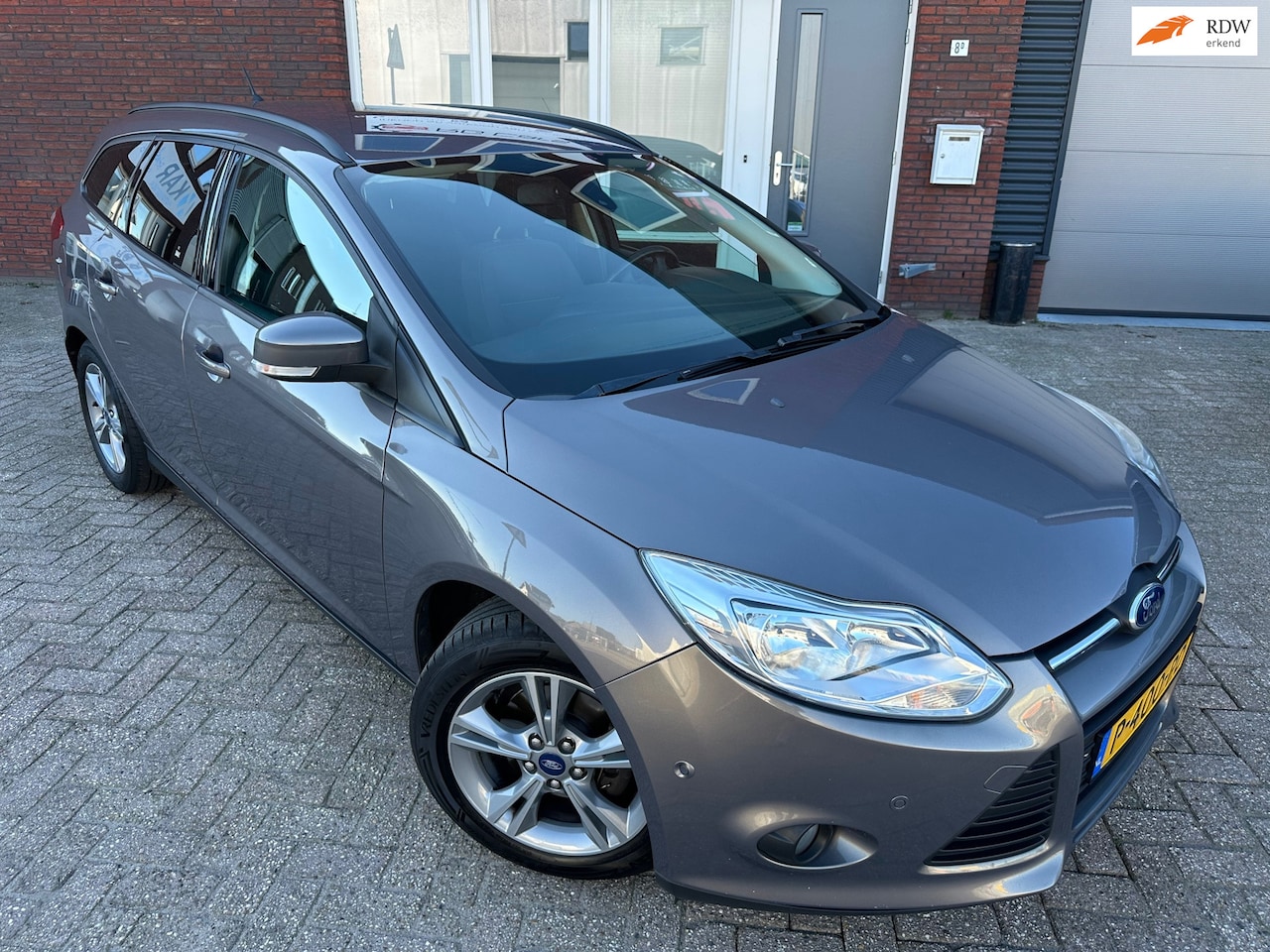 Ford Focus Wagon - 1.0 EcoBoost Titanium / PDC / Park Assist / Stoelverwarming - AutoWereld.nl