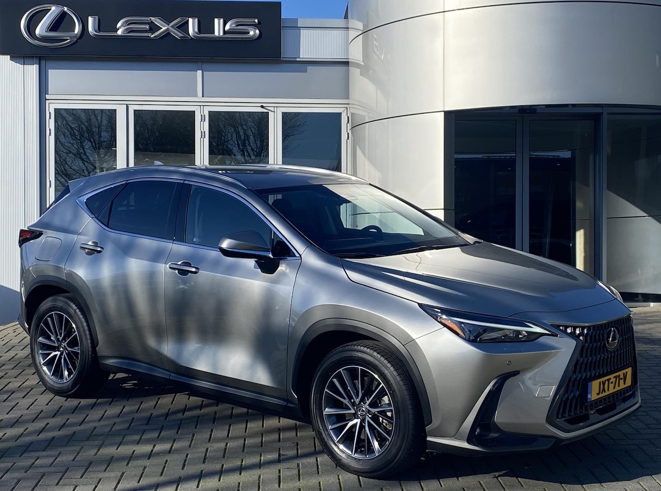 Lexus NX - 450h+ AWD Luxury Line TREKHAAK GROOTSCHERM STOELVERW STUURVERW EL-ACHTERKLEP APPLE/ANDROID - AutoWereld.nl
