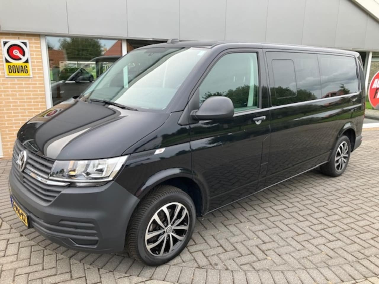 Volkswagen Transporter Kombi - 2.0 TDI L2H1 Comf. 9 pers. - AutoWereld.nl
