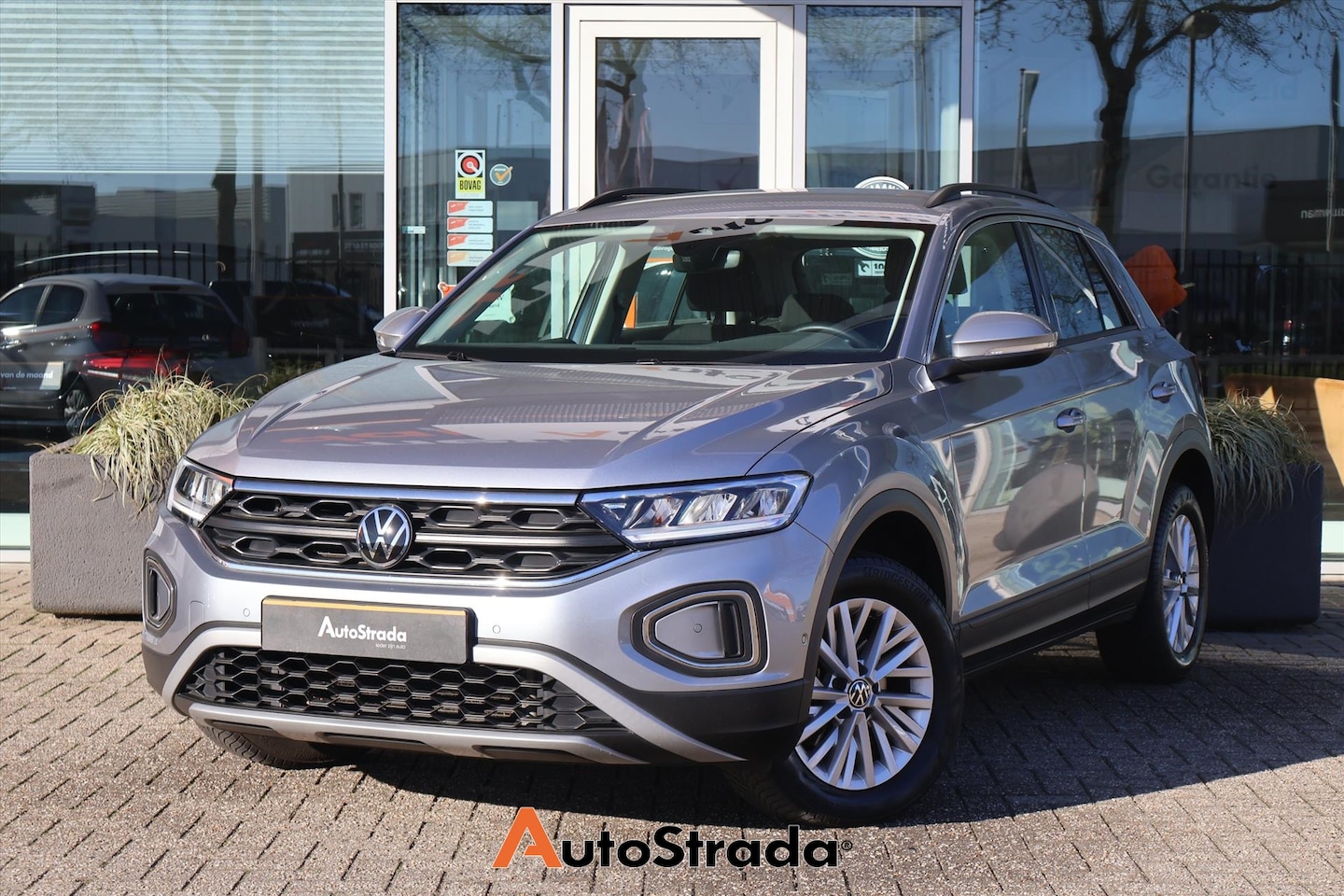 Volkswagen T-Roc - 1.0 TSI Life 110pk I Navi I LED I Cruise I Bluetooth I 1e eigenaar - AutoWereld.nl