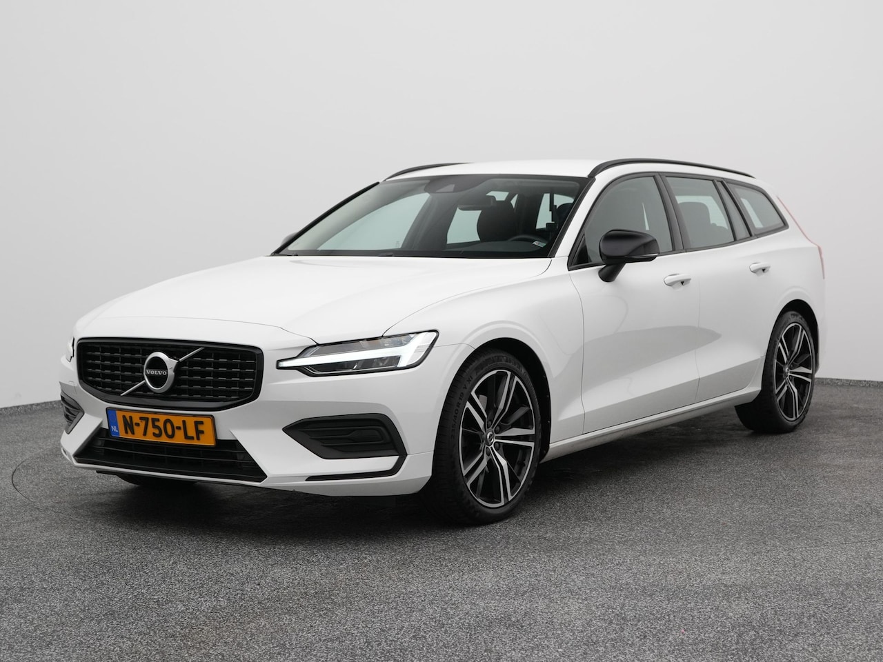 Volvo V60 - 2.0 B3 Momentum Advantage | CRUISE | TREKHAAK - AutoWereld.nl