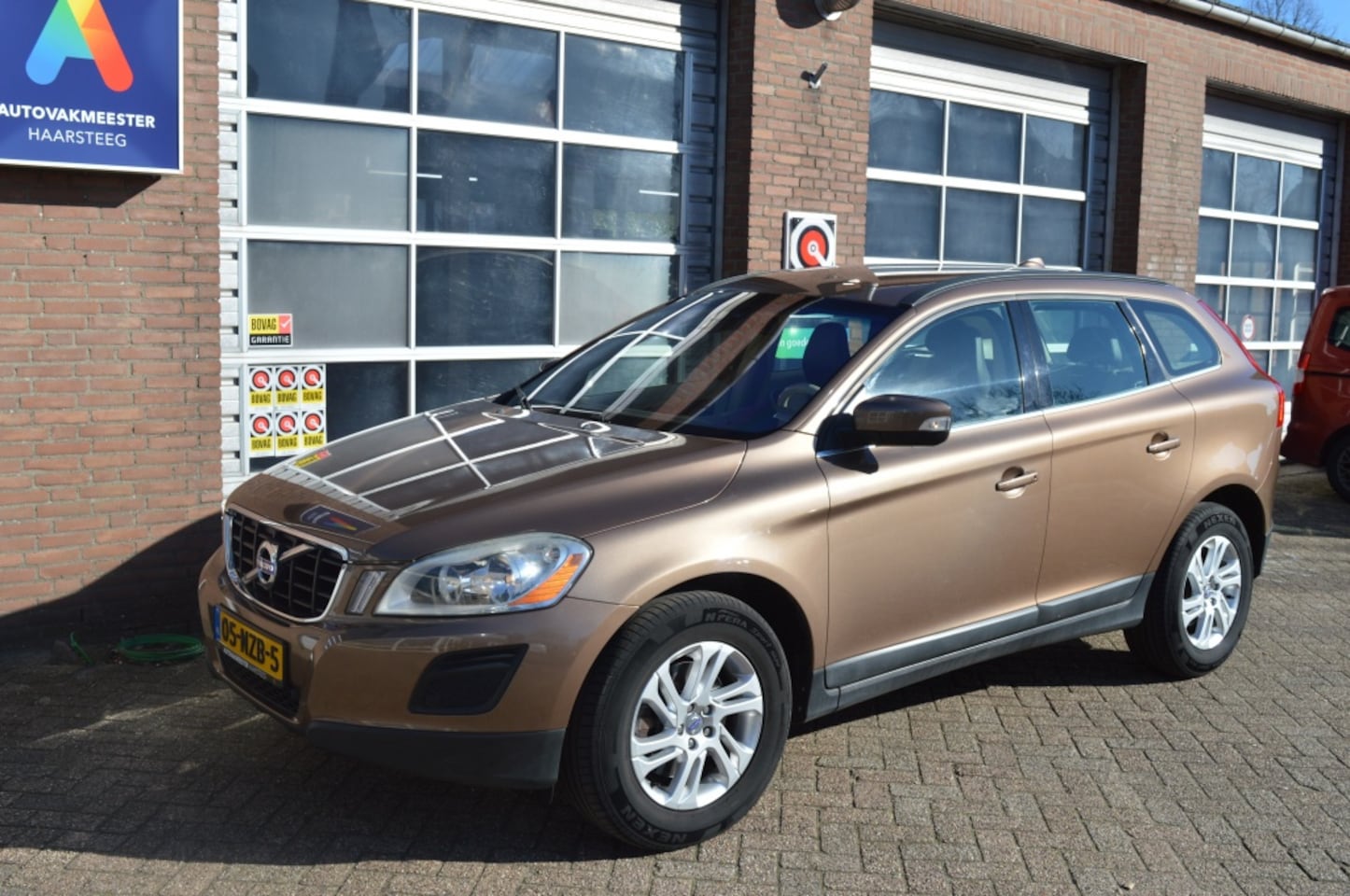 Volvo XC60 - 2.0T Momentum, Trekhaak, Navigatie, Cruise controle - AutoWereld.nl