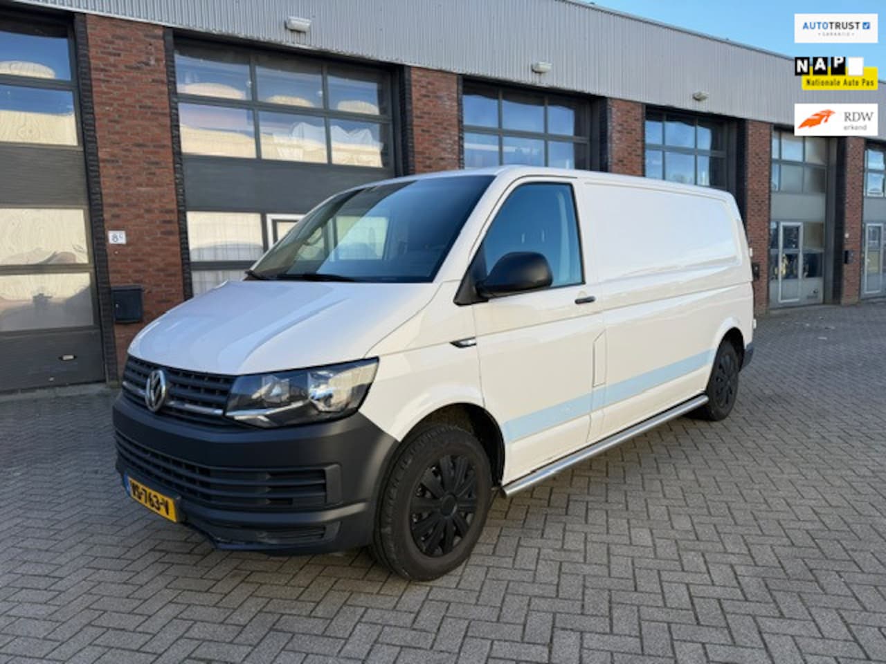 Volkswagen Transporter - 2.0 TDI L2H1 1e eig|Cruise|Navi|PDC|Trekhaak - AutoWereld.nl