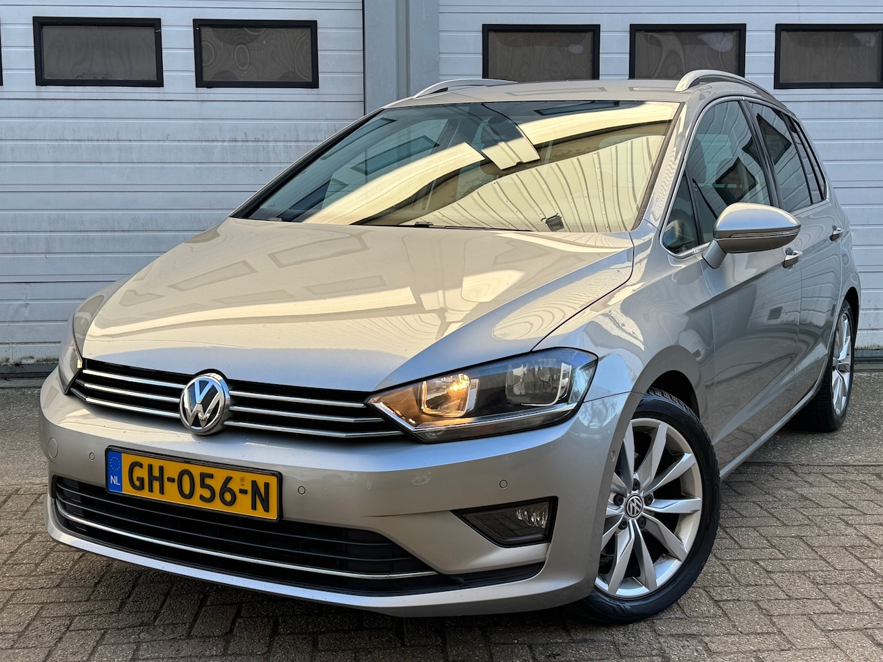 Volkswagen Golf Sportsvan - 1.4 TSI Highline cruise control/aut/navi/led/trekhaak/parkeersensoren/elektrisch ramen/air - AutoWereld.nl