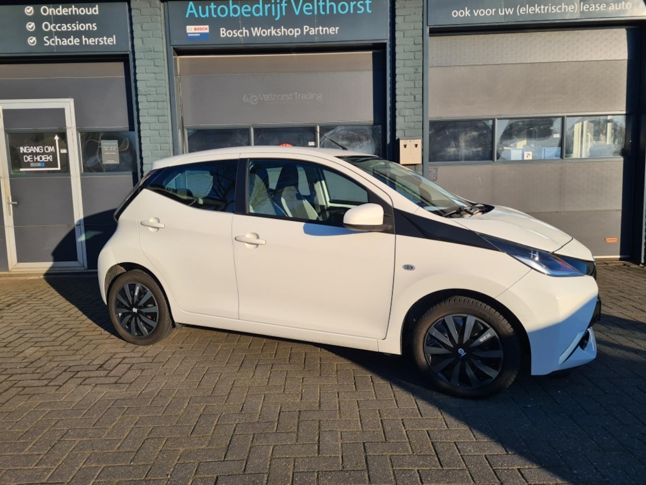 Toyota Aygo - 1.0 VVT-i x-play AUTOMAAT - AutoWereld.nl