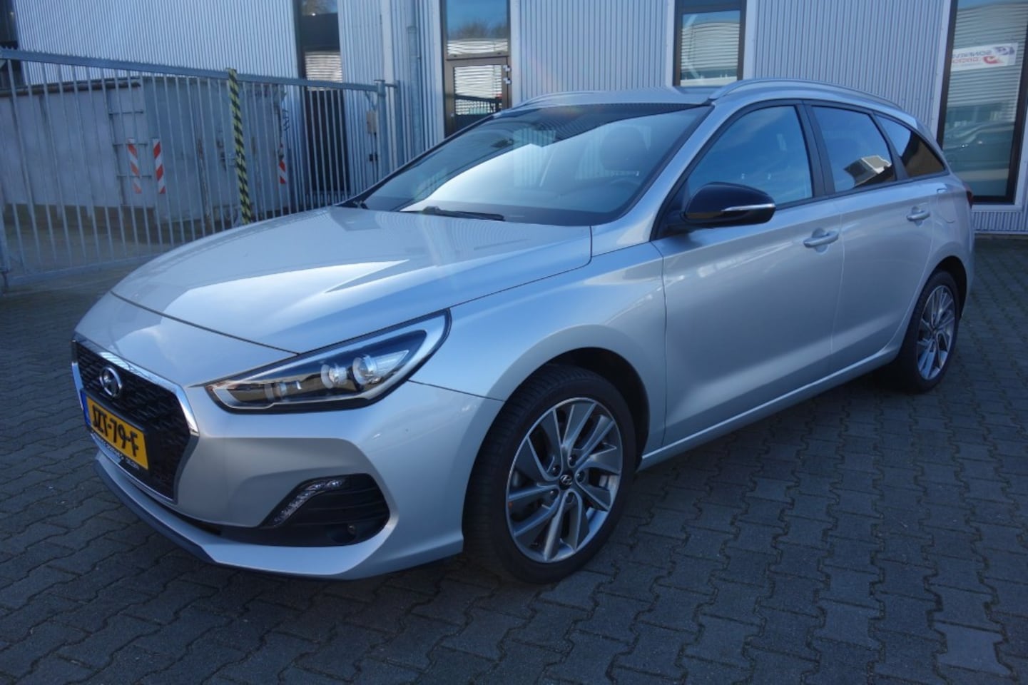 Hyundai i30 - 1.0 T-GDI Passion+, 17 Inch All season, Navi, Camera, PDC - AutoWereld.nl