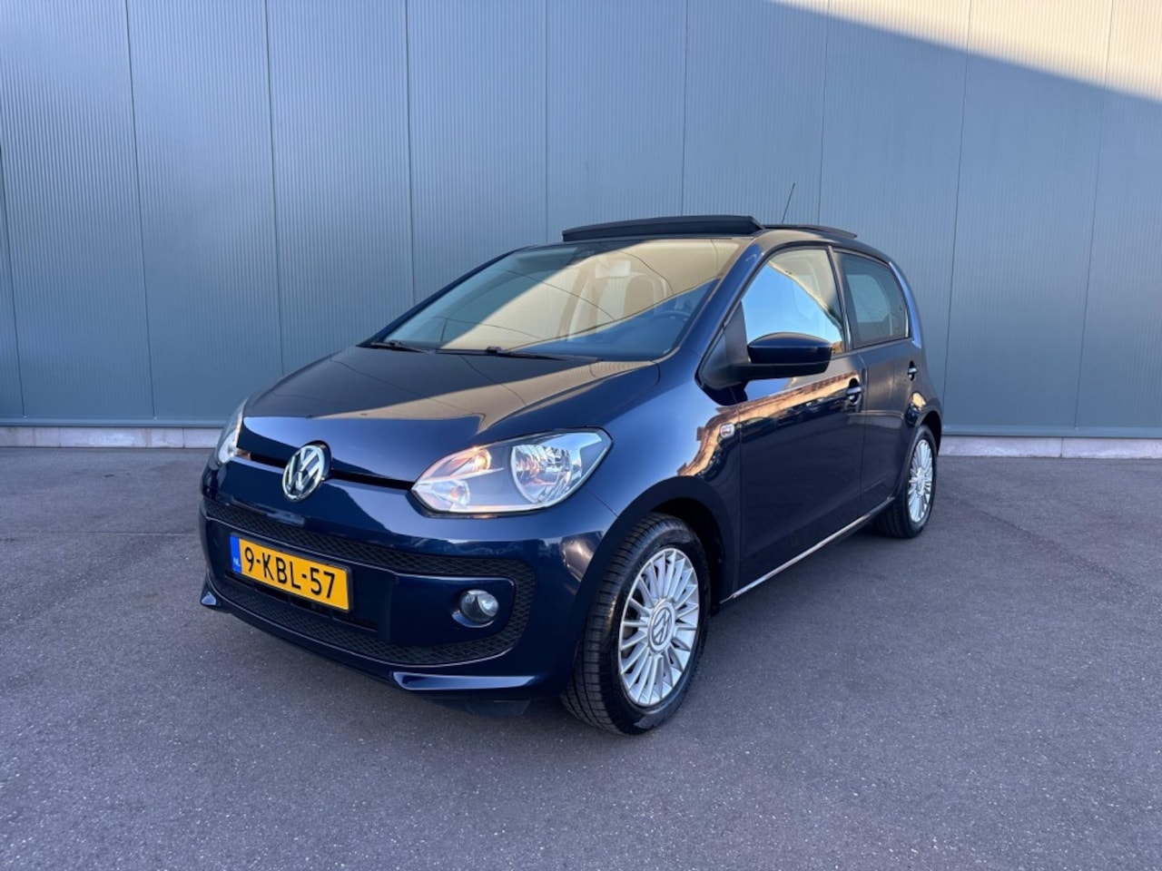 Volkswagen Up! - 1.0 high up! BlueM. PANORAMADAK | AIRCO | NAP ! - AutoWereld.nl