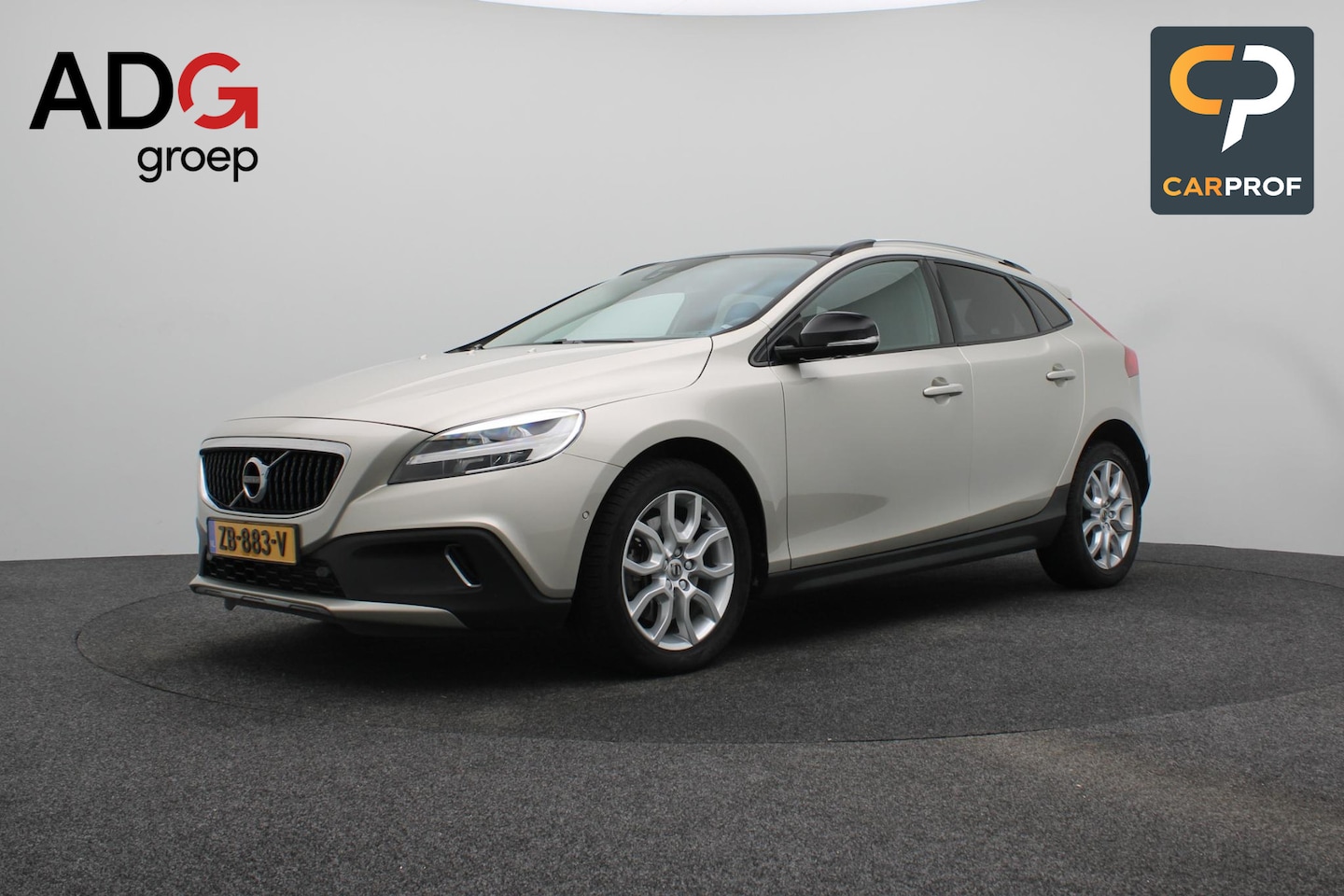 Volvo V40 Cross Country - 1.5 T3 Polar+ Luxury | Panoramadak | Lederen bekleding | Camera achter | Stoelverwarming | - AutoWereld.nl