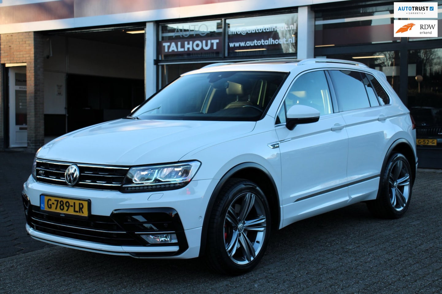 Volkswagen Tiguan - 2.0 TSI 4Motion Highline > R-LINE, AUTOMAAT, PANO DAK, TREKHAAK, NAVIGATIE - AutoWereld.nl