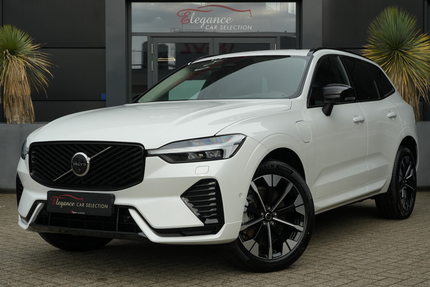 Volvo XC60 - 2.0 T8 Plug-in hybrid AWD Ultra Dark 455pk Panoramadak/Luchtvering/Trekhaak - AutoWereld.nl
