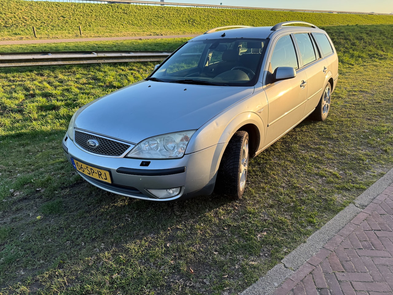 Ford Mondeo Wagon - 1.8-16V Futura - AutoWereld.nl