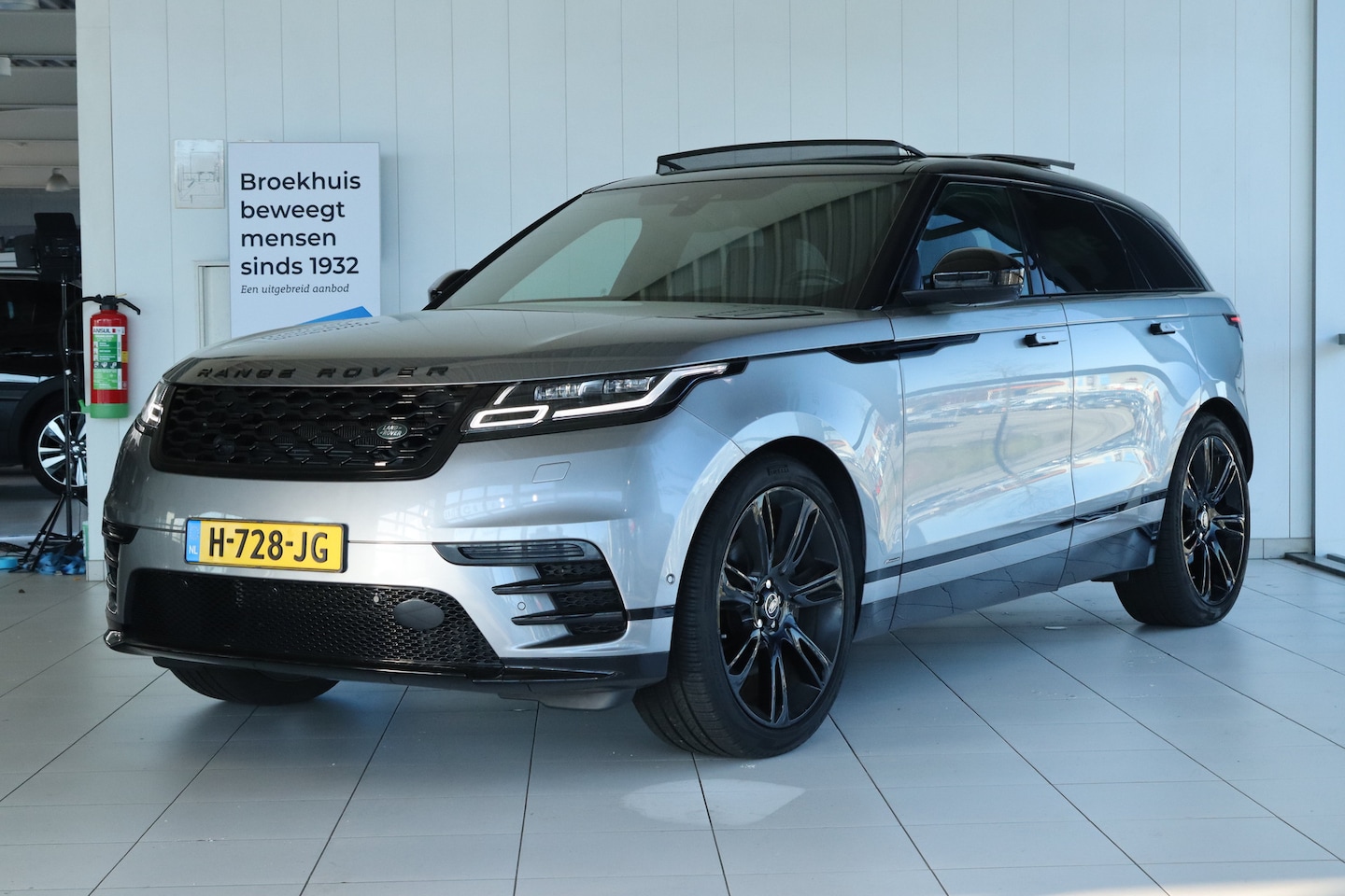 Land Rover Range Rover Velar - 2.0 P300 Turbo AWD R-Dynamic HSE | Adapt. Cruise | Luchtvering | Meridian Surround | Laser - AutoWereld.nl