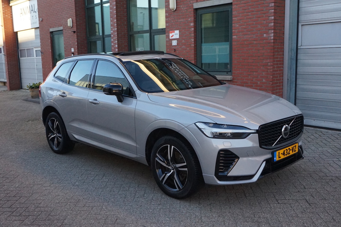 Volvo XC60 - 2.0 T6 Plug-in hybrid AWD R-Design Pano, HUD, H&K - AutoWereld.nl