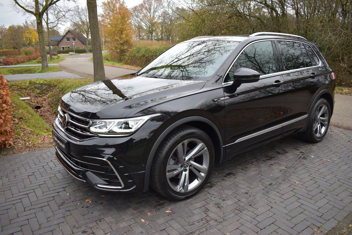 Volkswagen Tiguan - 1.5 TSI R-Line '21 LEER, PANO, TREKH, ACC, NIEUWSTAAT! - AutoWereld.nl