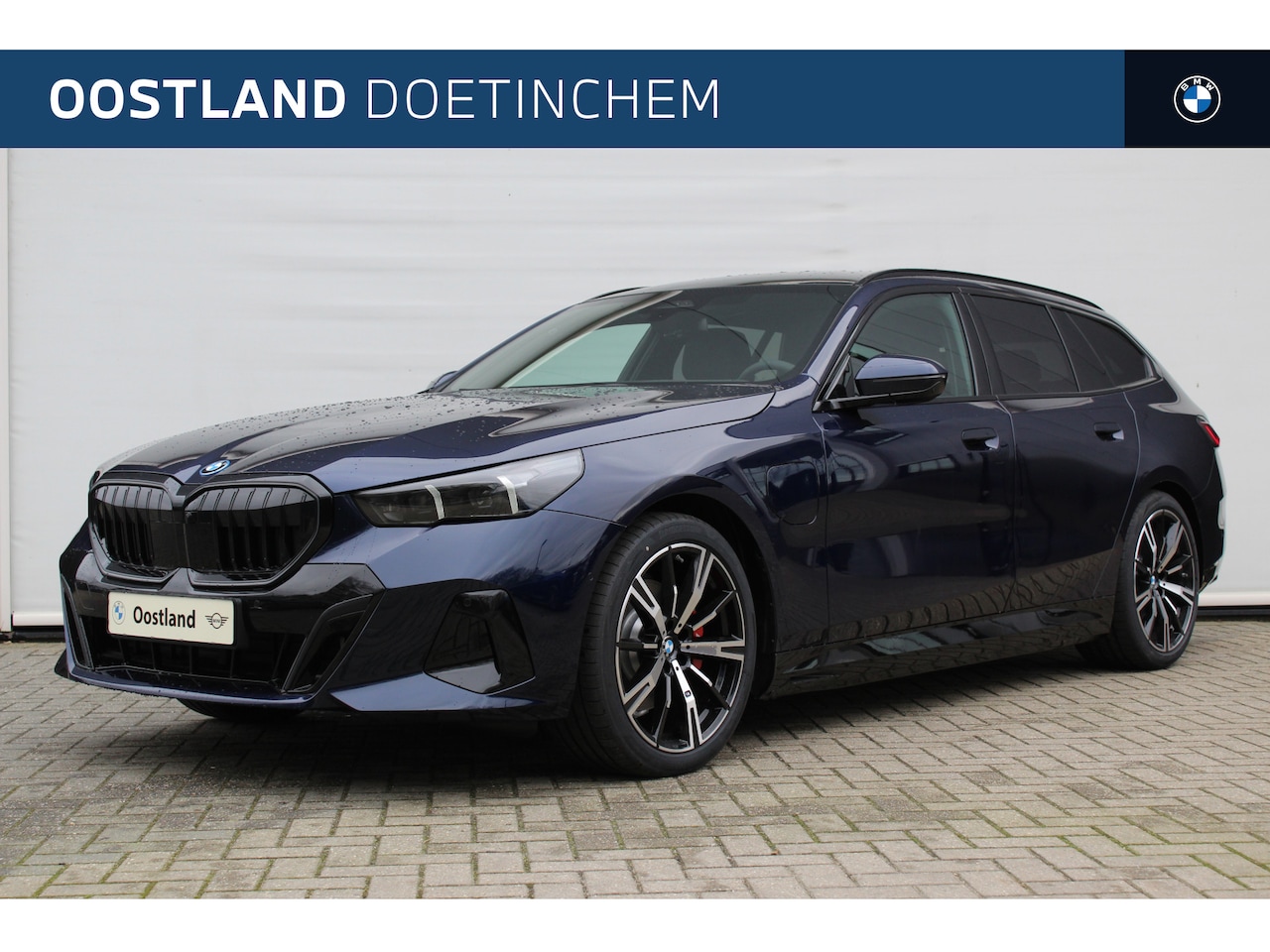 BMW 5-serie Touring - 530e M Sport Automaat / Trekhaak / Panoramadak / Comfort Access / Stoelventilatie / Parkin - AutoWereld.nl