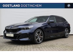 BMW 5-serie Touring - 530e M Sport Automaat / Trekhaak / Panoramadak / Comfort Access / Stoelventilatie / Parkin