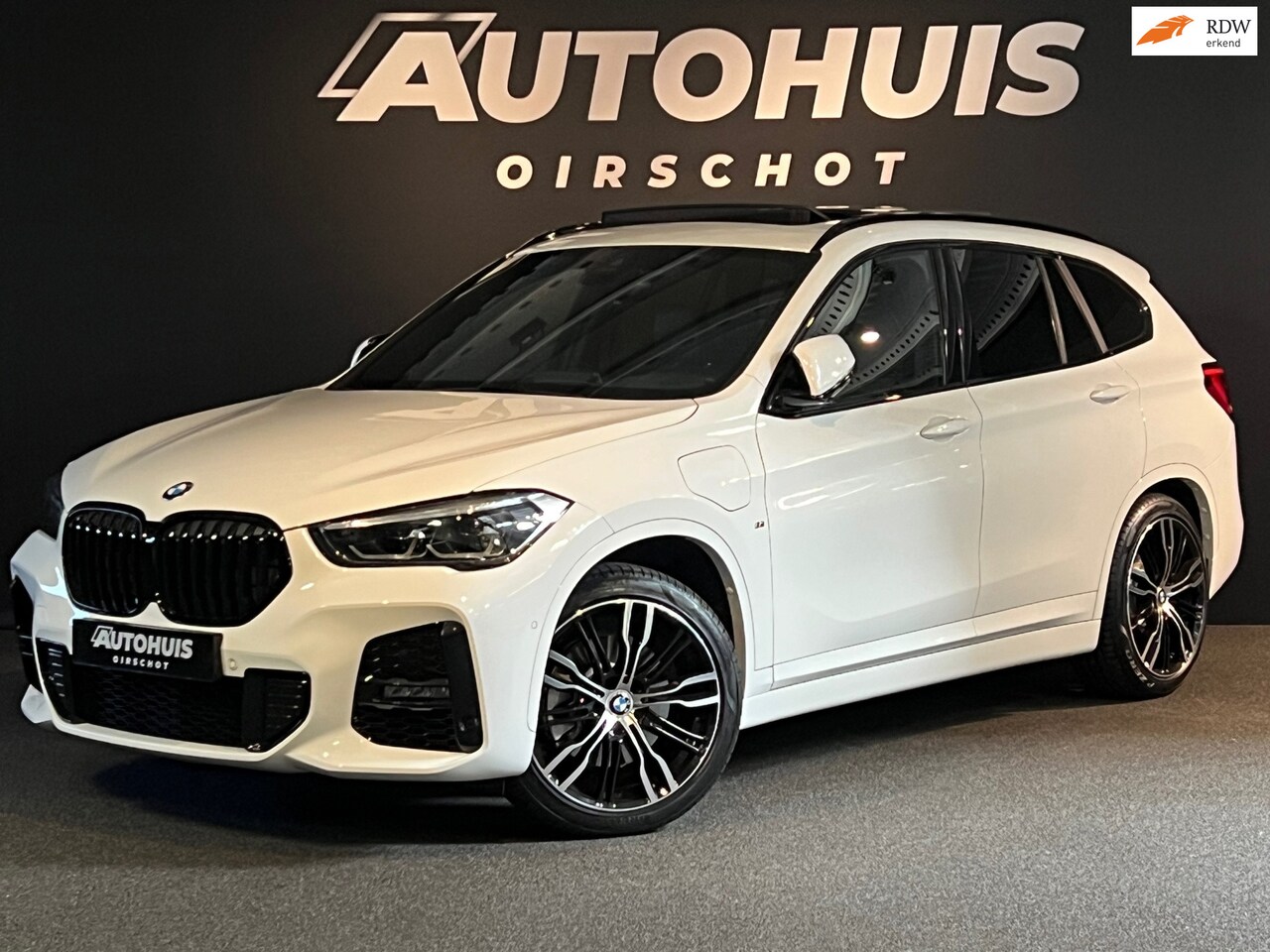 BMW X1 - XDrive25e High Executive Edition M Pano/ H&K/ Leder/ Memoryseats/ HeadUp/ Trekhaak/ Camera - AutoWereld.nl