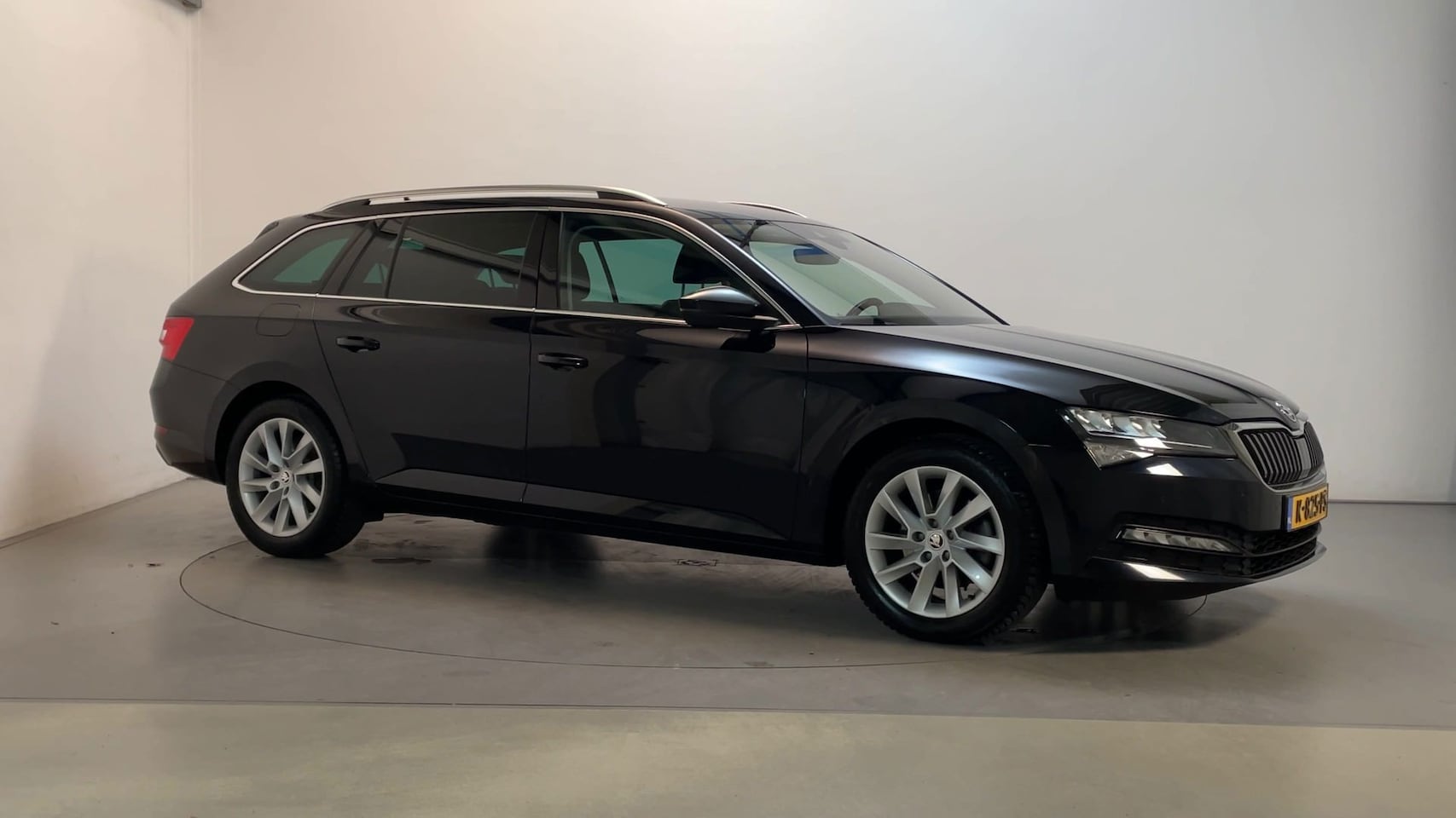 Skoda Superb Combi - 1.5 TSI 150pl DSG ACT Business Edition Stoelverwarming Navigatie DAB+ App-Connect - AutoWereld.nl