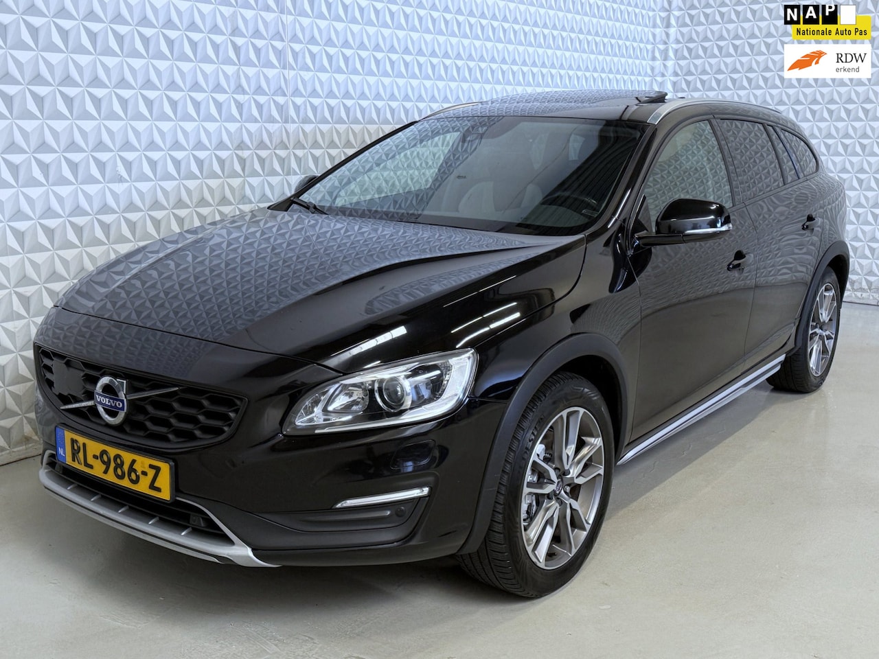 Volvo V60 Cross Country - 2.0 D3 Polar+ EXPORT EX BPM / BTW (2018) - AutoWereld.nl