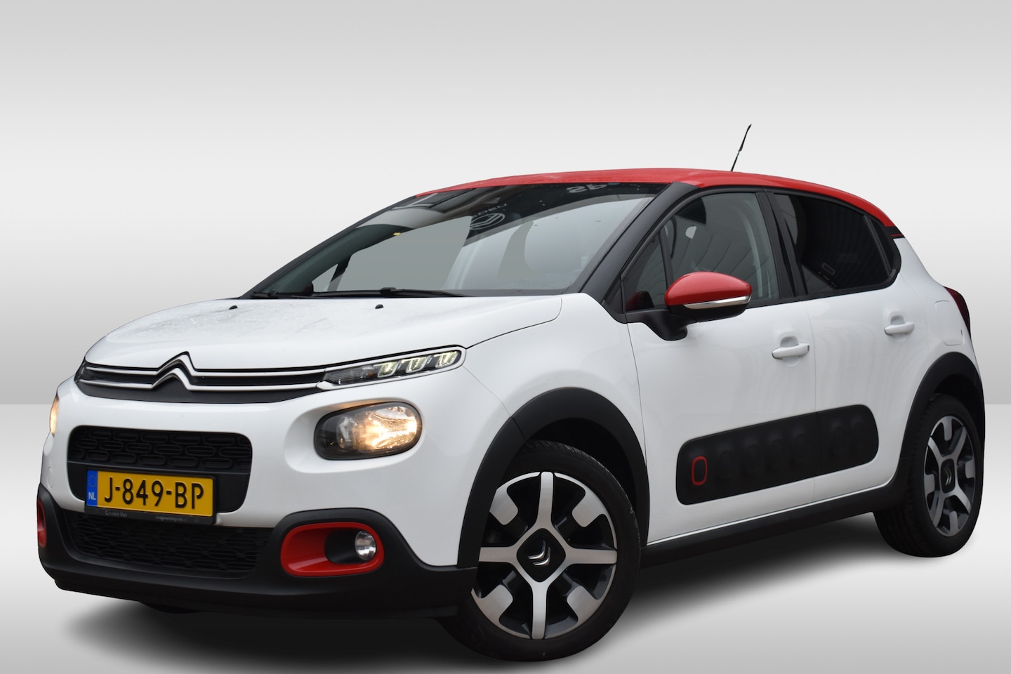 Citroën C3 - PureTech 110 Shine | Airco | Navigatie | LM Velgen | Camera achter | Trekhaak | - AutoWereld.nl