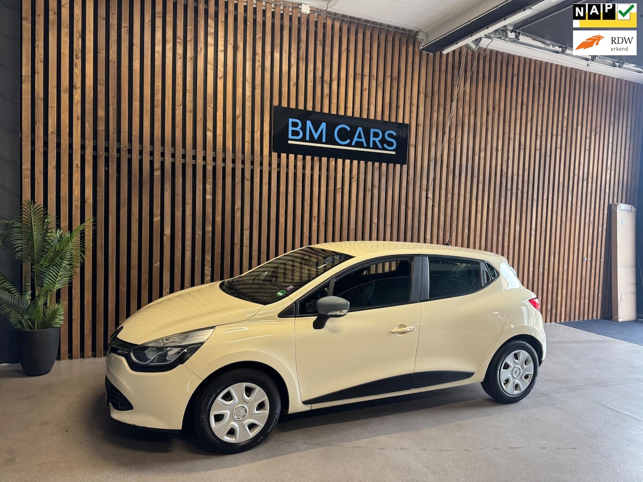Renault Clio - 0.9 TCe Eco2 Expression Airco, Trekhaak, Navigatie - AutoWereld.nl