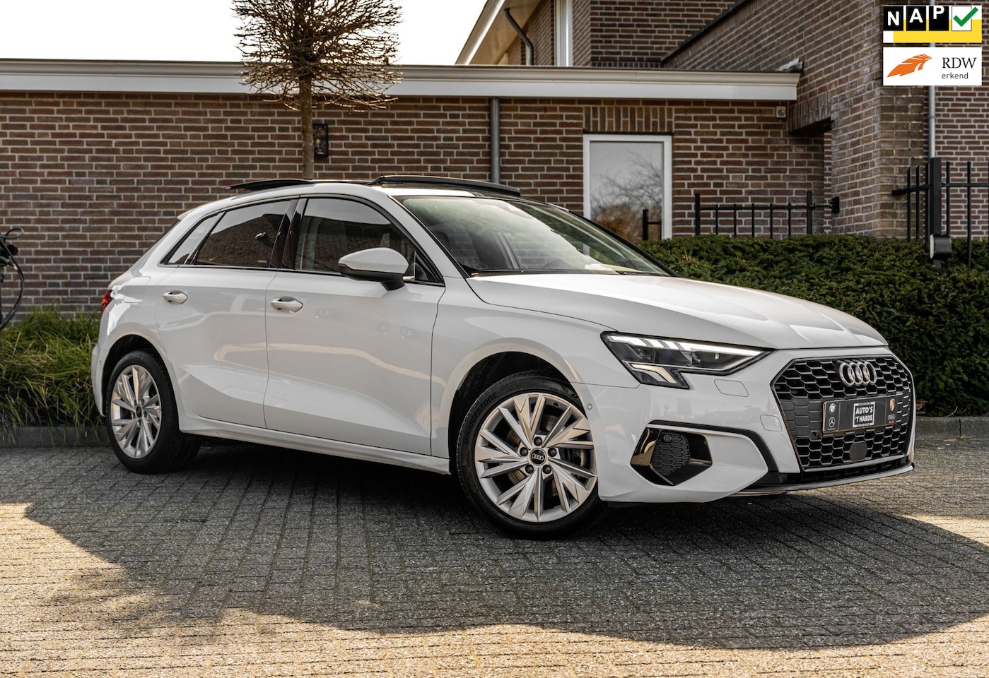 Audi A3 Sportback - Business Edition 110 PK Aut. Pano Bang en Olufsen Black Optic Trekhaak 17'' - AutoWereld.nl