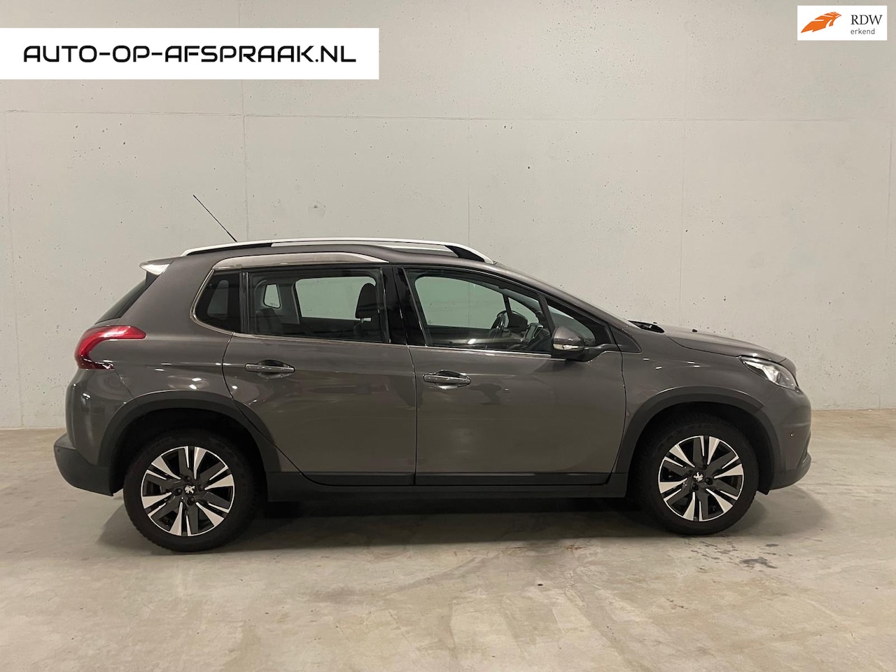 Peugeot 2008 - 1.2 PureTech Allure Navi Camera Leer Clima Trekhaak - AutoWereld.nl