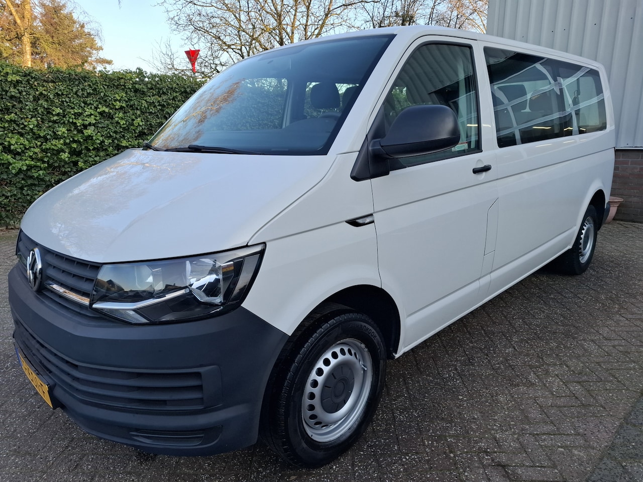 Volkswagen Transporter - 2.0TSI L2H1 25400.- INCL BTW 9-PERSOONS BENZINE 150PK - AutoWereld.nl