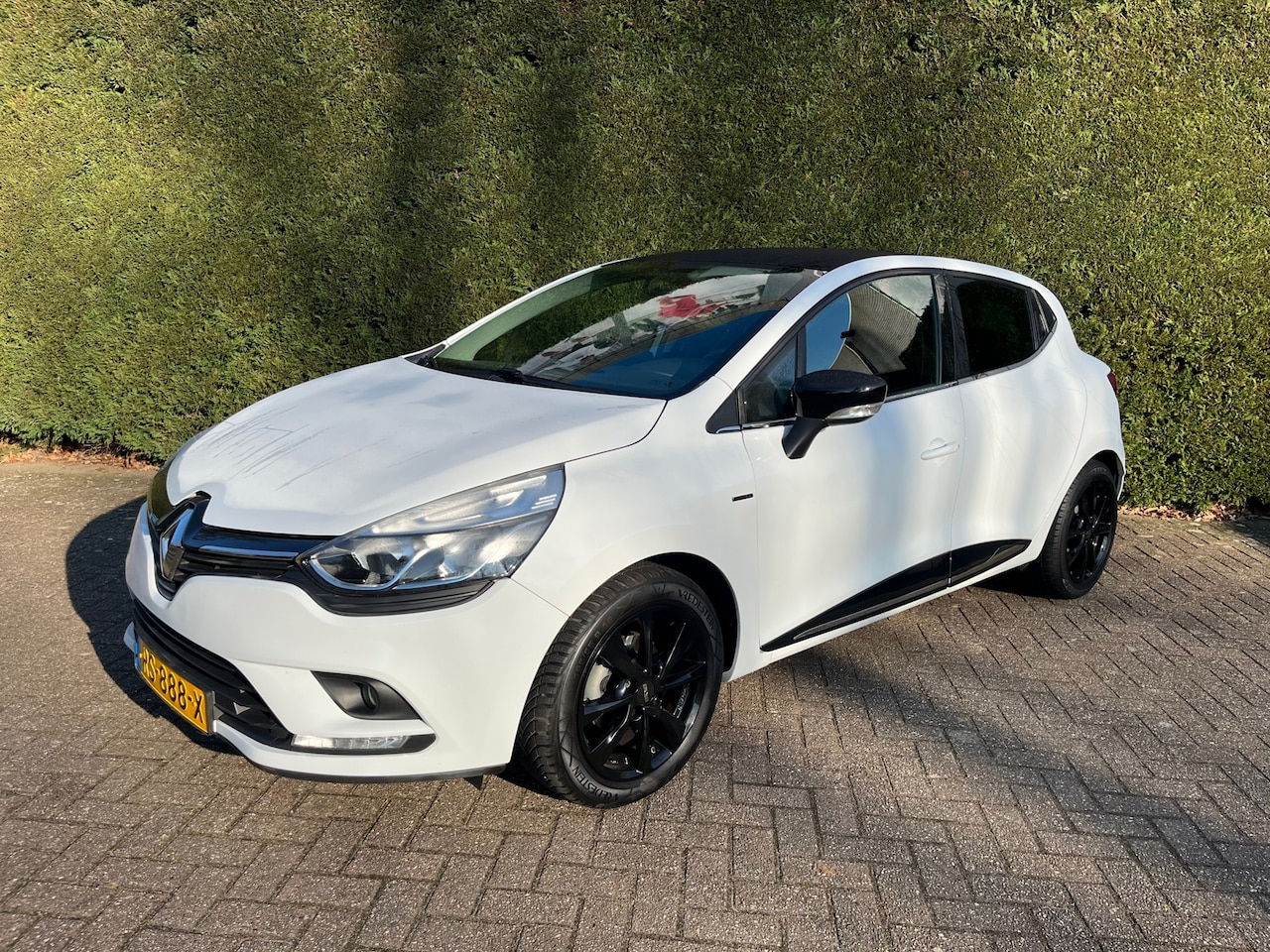 Renault Clio - 0.9 TCe Limited Led, Cruise, PDC, Navigatie ! - AutoWereld.nl