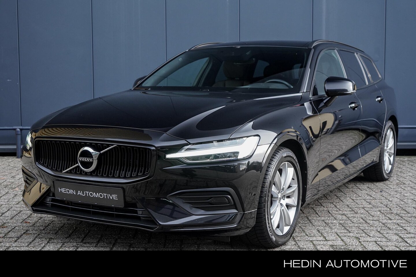 Volvo V60 - 2.0 B3 Momentum | Pilot assist | Dode hoek detectie | Trekhaak | Stoelverwarming - AutoWereld.nl