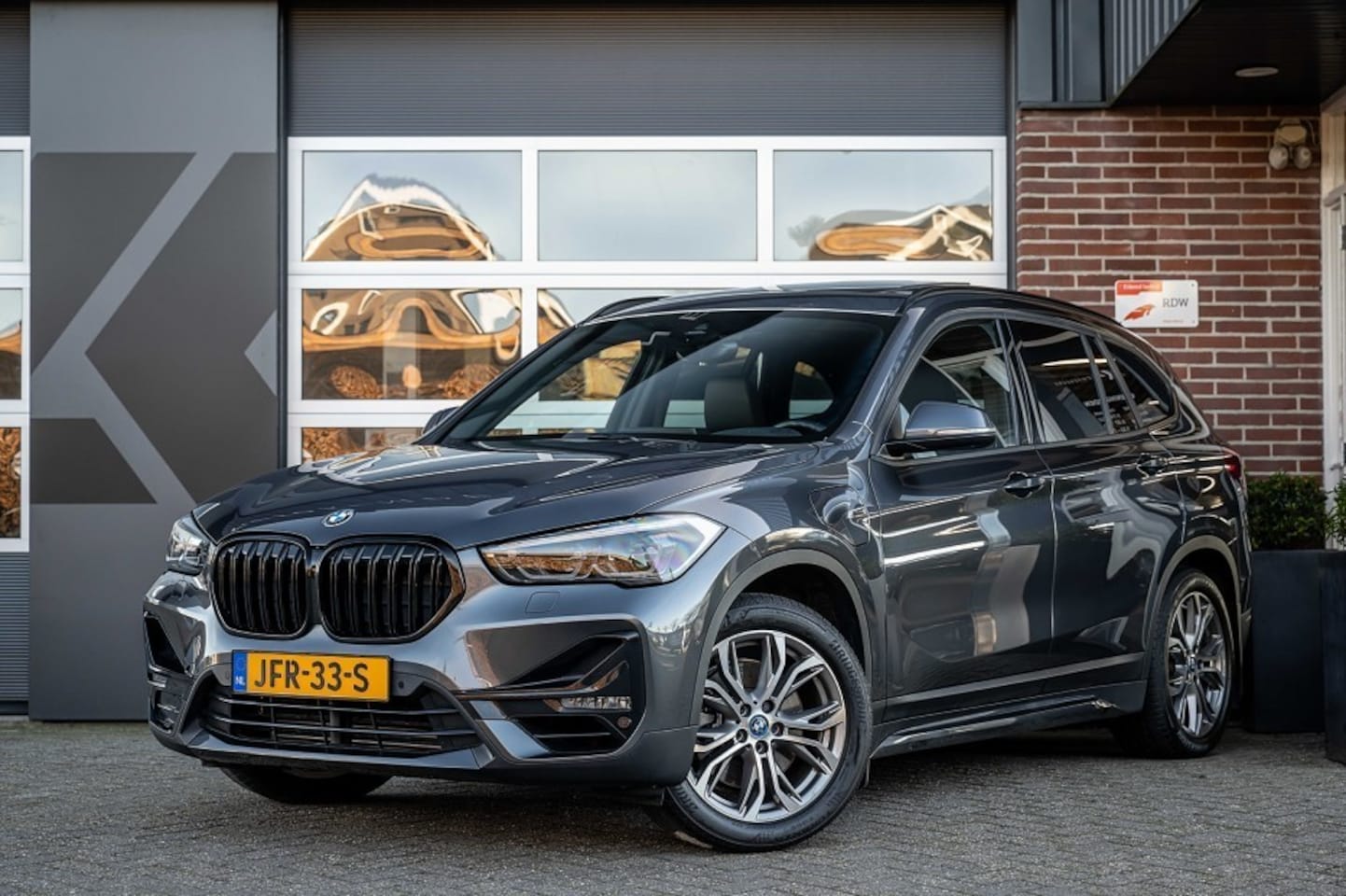 BMW X1 - 25e xDrive | Sport Line | Panorama | Stoelverwarming | H/K | Keyless | HUD | ACC | Adap. L - AutoWereld.nl