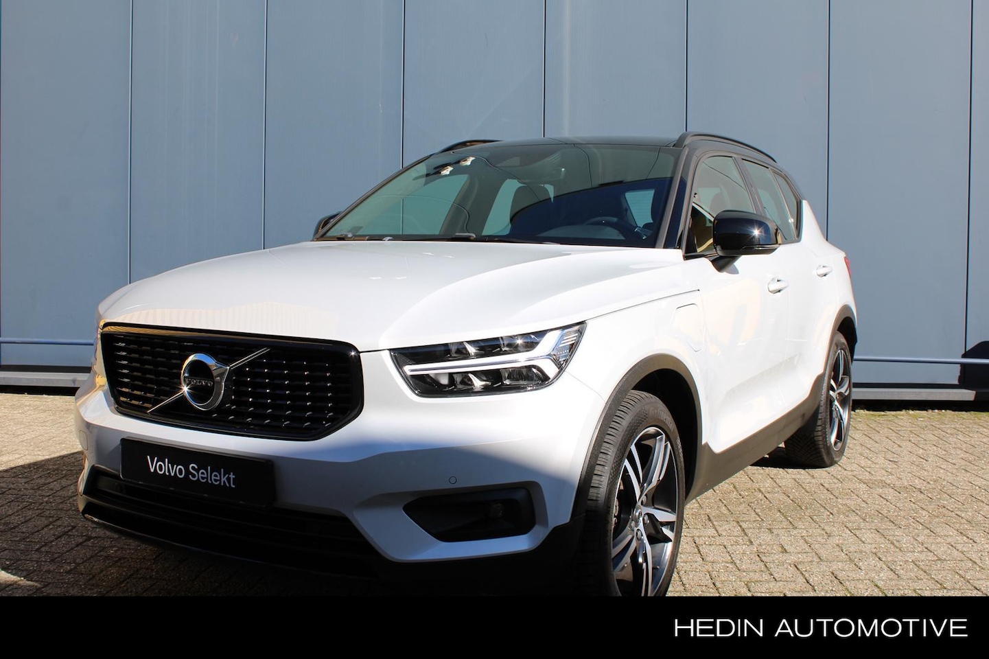 Volvo XC40 - 1.5 T5 Twin Engine R-Design | Elektrische voorstoelen | Trekhaak | All season banden | Pil - AutoWereld.nl