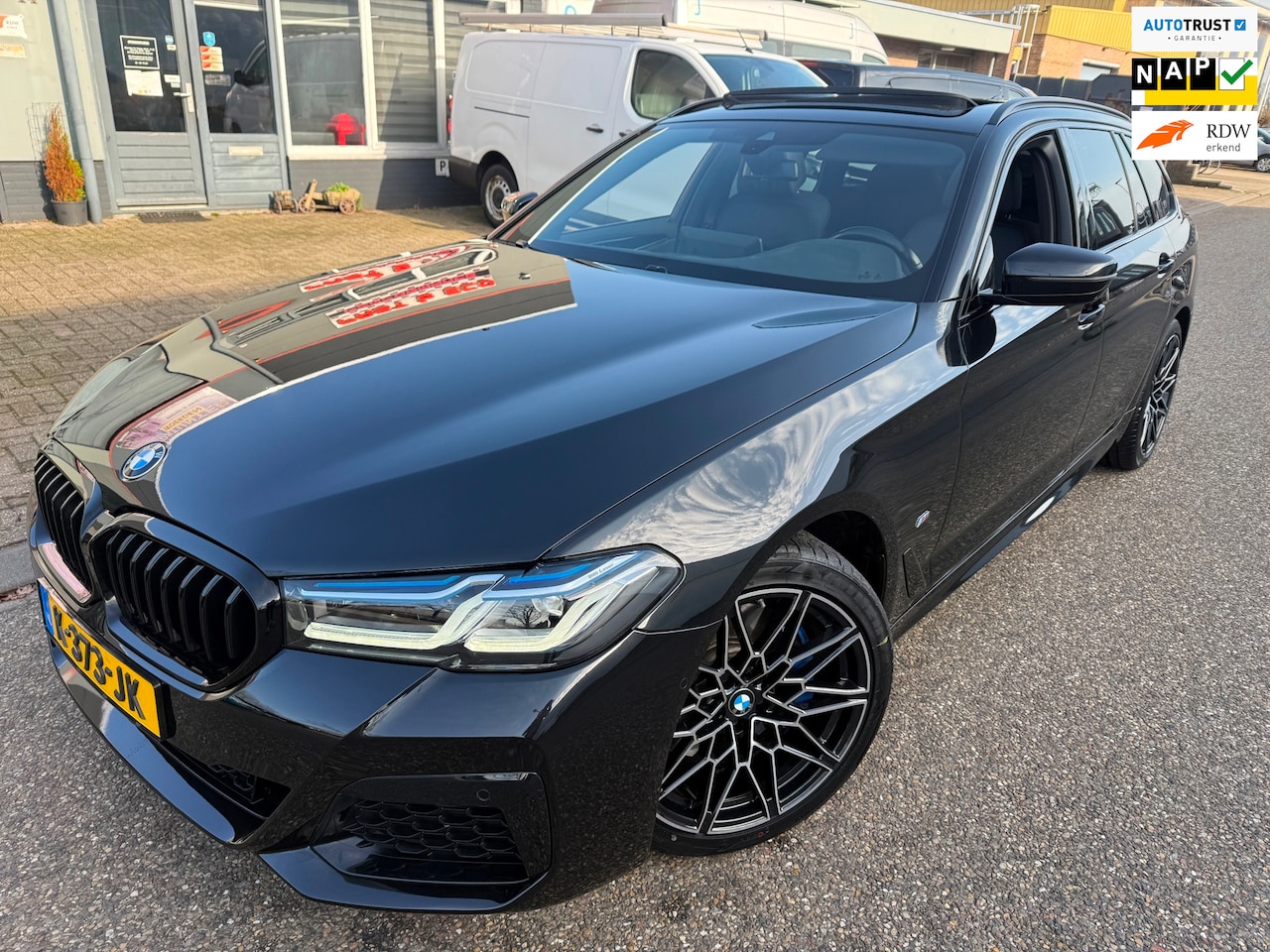 BMW 5-serie Touring - 530i HYBRID 2021 HIGH-EXE M-EDITION PANO LEDER NAP LUXE - AutoWereld.nl