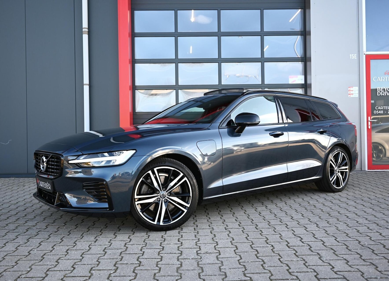Volvo V60 - 2.0 T6 Recharge AWD R-Design | Pano | Leder | Memory | 360 | Stoelverwarming Voor&Achter | - AutoWereld.nl