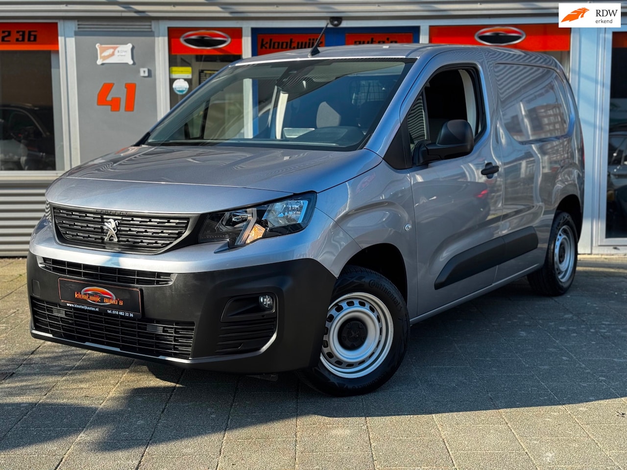 Peugeot Partner - 1.2T Premium MARGE Benzine 3-Persoons Navi 20.000km 1e Eigenaar - AutoWereld.nl