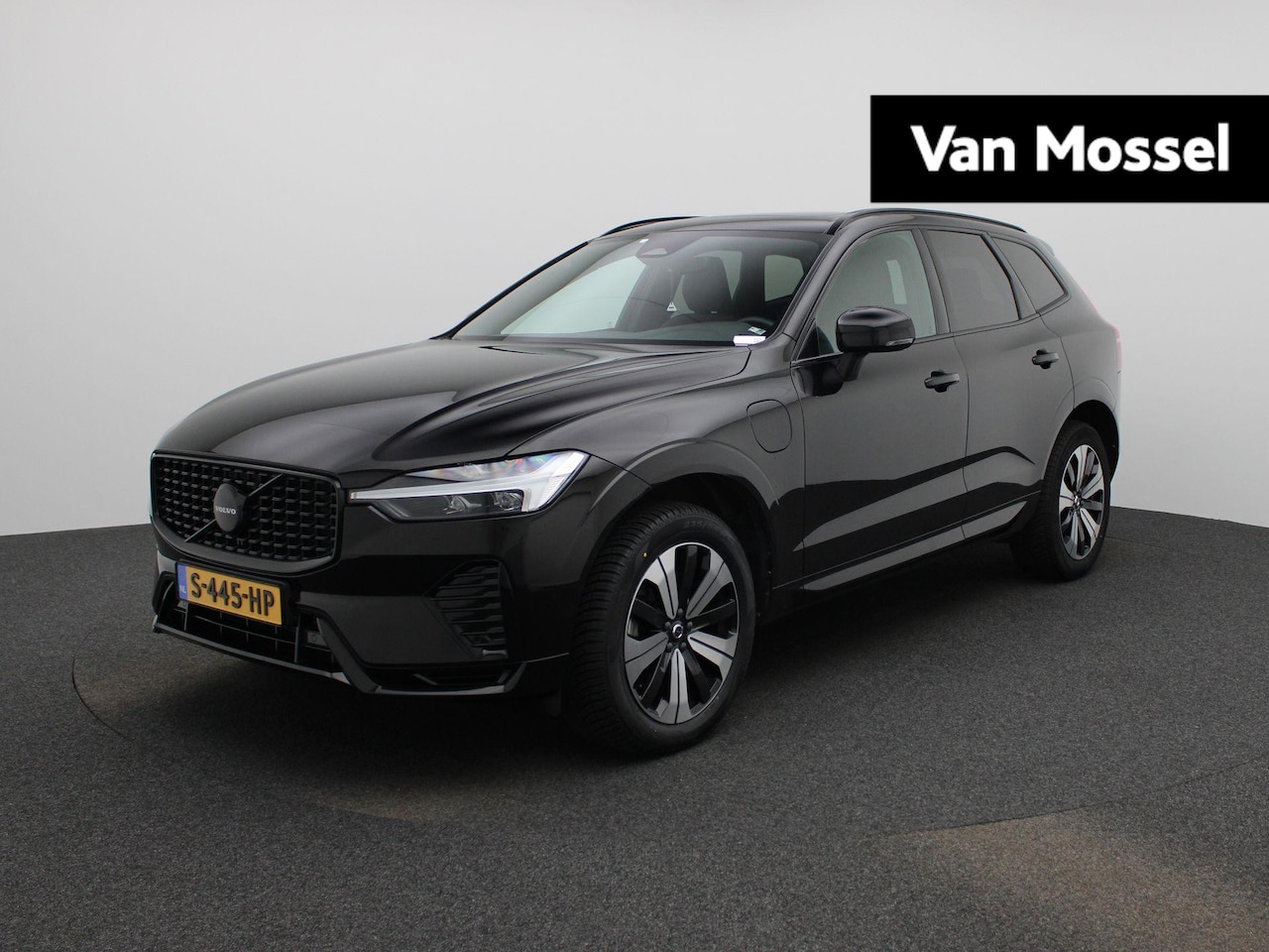 Volvo XC60 - 2.0 T6 Plug-in hybrid AWD Plus Dark | Automaat | Trekhaak | Panorama dak | Achterbank verw - AutoWereld.nl