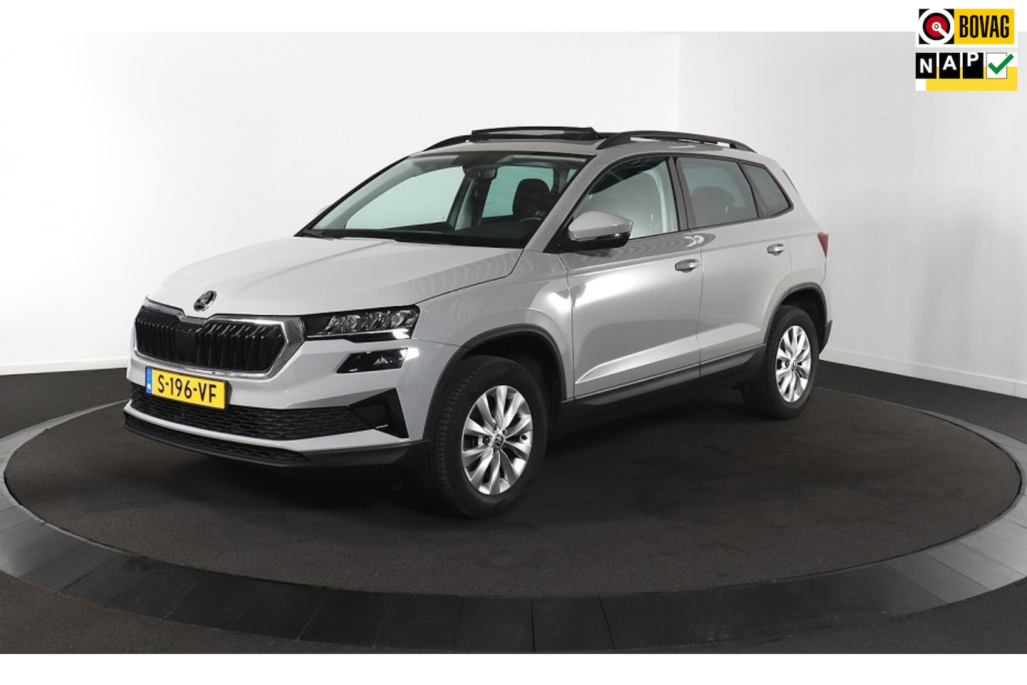 Skoda Karoq - 1.5 TSI ACT Business Edition WEGKLAPBARE TREKHAAK/PANORAMADAK/STEEL GREY! - AutoWereld.nl