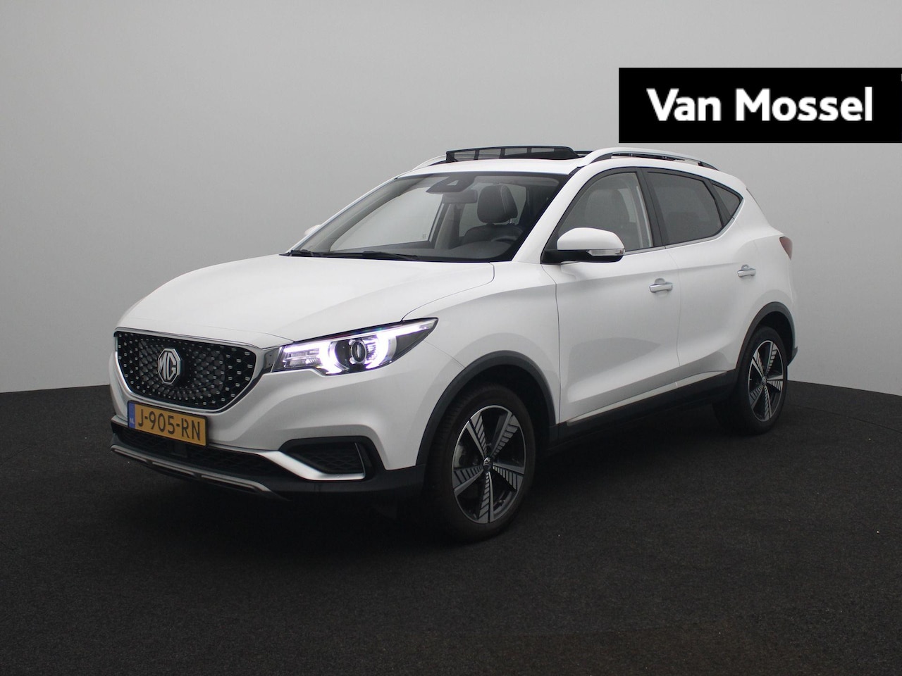 MG ZS - Luxury 45 kWh | 1e-Eigenaar | Navi | Panoramadak | Leder | Camera | Apple CarPlay | - AutoWereld.nl
