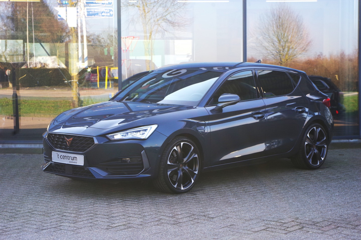 CUPRA Leon - 1.4 e-Hybrid VZ 245 PK Adrenaline PHEV, Stuur-Startknop, WInterpakket, Camera, Carplay, 19 - AutoWereld.nl