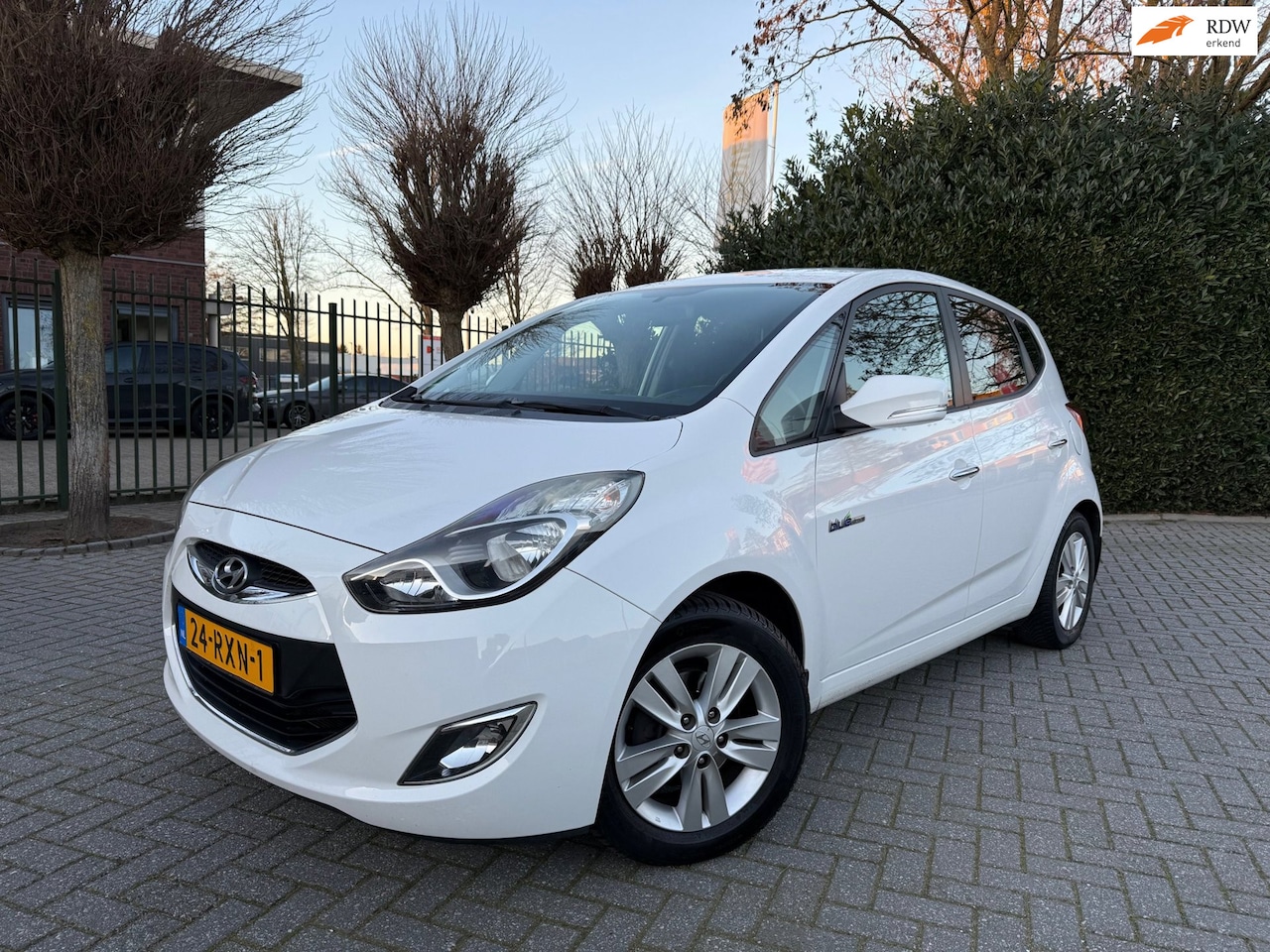 Hyundai ix20 - 1.6i i-Vision 1.6i i-Vision, Clima, Cruise Control, LM-velgen 16" & all-season banden, Trekhaak, dealer - AutoWereld.nl